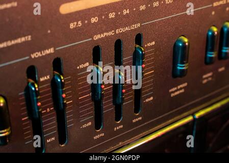 Details zum Lautstärke- und Equalizer-Controller in einer alten Stereoanlage Stockfoto