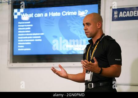 Neuübertragung des geänderten Namens von Stuart Hall an den PC Stuart ward: Engagierter Fußballnationalbeamter Stuart ward von der West Midlands Police spricht mit den U23 des Birmingham City Football Clubs auf dem Trainingsgelände in Wast Hills. In dem Vortrag wurde diskutiert, was ein Hassverbrechen ist, wie wichtig es ist, es zu melden und welche Auswirkungen es haben kann. Stockfoto