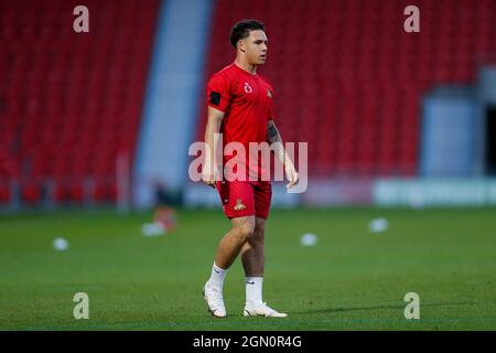 Doncaster, Großbritannien. September 2021. Aidan Barlow #16 von Doncaster Rovers erwärmt sich vor dem Spiel in Doncaster, Vereinigtes Königreich am 9/21/2021. (Foto von Ben Early/News Images/Sipa USA) Quelle: SIPA USA/Alamy Live News Stockfoto