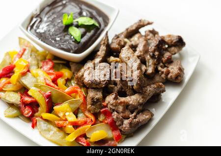 Rinderstreifen mit gemischten Paprika und Mangout serviert mit schwarzer Bohnensauce, chinesisches Gericht Stockfoto