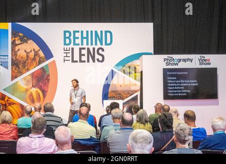 NEC Birmingham 20. September 2021: Rückkehr der beliebten Show, die professionelle Amateurfotografen zusammenbringt viel Spaß, Meisterkurse und Super-Stage-Sessions von Fotografen wie dem Wildlife-Fotografen Tom Mason Nikon Europe Optics Ambassador. Lautsprecher. Blogger. Die größte Auswahl an führenden Unternehmen in Großbritannien wie Nikon Canon, Fuji, Adobe, Alamy, Epson, Fotoausstellungen, Tade-Stände und Veranstaltungen, die fotografiert werden können, darunter Basketballfreestyle-Fans der Nummer 1 in Großbritannien. Covid 19 Schützen Sie sich und andere, halten Sie Abstand · Denken Sie an die Grundlagen guter Hygiene, · Tragen Sie eine Gesichtsbedeckung in Stockfoto