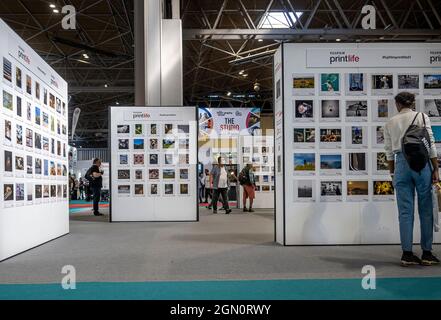 NEC Birmingham 20. September 2021: Rückkehr der beliebten Show, die professionelle Amateurfotografen zusammenbringt viel Spaß, Meisterkurse und Super-Stage-Sessions von Fotografen wie dem Wildlife-Fotografen Tom Mason Nikon Europe Optics Ambassador. Lautsprecher. Blogger. Die größte Auswahl an führenden Unternehmen in Großbritannien wie Nikon Canon, Fuji, Adobe, Alamy, Epson, Fotoausstellungen, Tade-Stände und Veranstaltungen, die fotografiert werden können, darunter Basketballfreestyle-Fans der Nummer 1 in Großbritannien. Covid 19 Schützen Sie sich und andere, halten Sie Abstand · Denken Sie an die Grundlagen guter Hygiene, · Tragen Sie eine Gesichtsbedeckung in Stockfoto