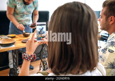 Junge Köchin, die eine Kochwerkstatt gibt Stockfoto