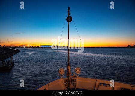 Bug des Flusskreuzfahrtschiffes Excellence Katharina (ehemals MS General Lavrinenkov) mit der Alexander-Newski-Kathedrale und dem Nischni-Nowgorod-Stadion in der DIS Stockfoto