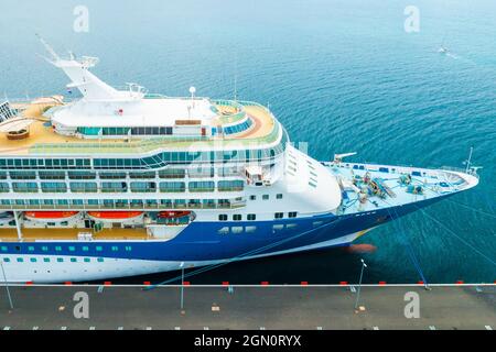 Luftaufnahme eines Luxuskreuzfahrtschiffes oder linear in der Marina der Adria festgemacht Stockfoto