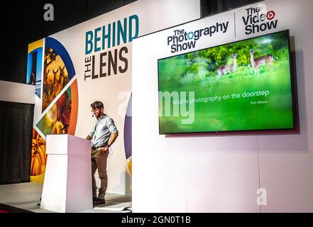 NEC Birmingham 20. September 2021: Rückkehr der beliebten Show, die professionelle Amateurfotografen zusammenbringt viel Spaß, Meisterkurse und Super-Stage-Sessions von Fotografen wie dem Wildlife-Fotografen Tom Mason Nikon Europe Optics Ambassador. Lautsprecher. Blogger. Die größte Auswahl an führenden Unternehmen in Großbritannien wie Nikon Canon, Fuji, Adobe, Alamy, Epson, Fotoausstellungen, Tade-Stände und Veranstaltungen, die fotografiert werden können, darunter Basketballfreestyle-Fans der Nummer 1 in Großbritannien. Covid 19 Schützen Sie sich und andere, halten Sie Abstand · Denken Sie an die Grundlagen guter Hygiene, · Tragen Sie eine Gesichtsbedeckung in Stockfoto