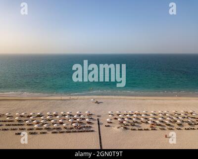 Luftaufnahme von Liegestühlen und Sonnenschirmen des Saadiyat Rotana Resort & Villas and Sea, Saadiyat Island, Abu Dhabi, Vereinigte Arabische Emirate, Naher Osten Stockfoto