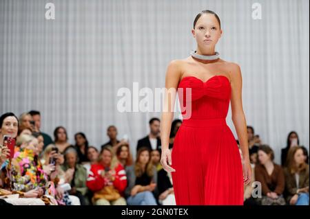 Model Lila Grace Moss erscheint auf dem Laufsteg während der London Fashion Week 2021 Richard Quinn Show im Londoner Hotel, Leicester Square, London. Bilddatum: Dienstag, 21. September 2021. Stockfoto