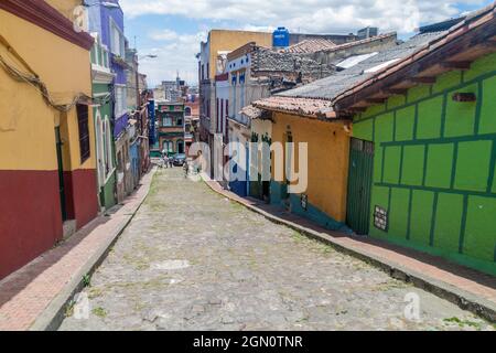 BOGOTA, KOLUMBIEN - 24. SEPTEMBER 2015: Straße im Zentrum von Bogota, Viertel La Candelaria. Stockfoto