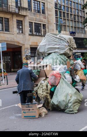 BOGOTA, KOLUMBIEN - 24. SEPTEMBER 2015: Mann mit einem Wagen Müll in der Innenstadt von Bogota. Stockfoto