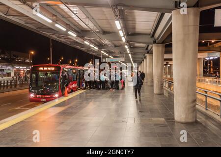 BOGOTA, KOLUMBIEN - 24. SEPTEMBER 2015: Bahnhof des Transmilenio-Bussystems in Bogota. Stockfoto