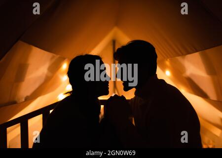Seitenansicht der Silhouette eines Paares im Glamping-Haus Stockfoto