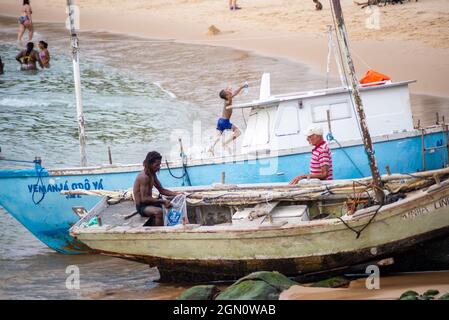 Salvador, Bahia, Brasilien - 01. Juni 2021: Menschen am Strand von Porto da Barra genießen den bewölkten Tag inmitten der Coronavirus-Pandemie. Stockfoto