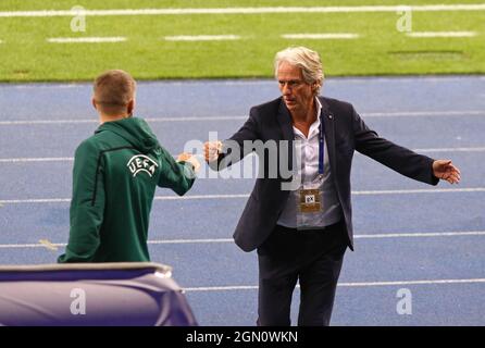 KIEW, UKRAINE - 14. SEPTEMBER 2021: Benfica-Manager Jorge Jesus und vierter Schiedsrichter Craig Pawson (eng) während des UEFA Champions League-Spiels Dynamo Kiew gegen Benfica im NSC Olimpiyskyi-Stadion in Kiew Stockfoto