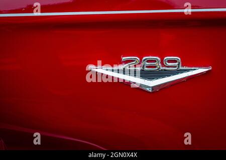 virginia City, NV - 31. Juli 2021: 289 Motor Front Fender Emblem Detail auf einem Ford Mustang aus dem Jahr 1966, gesehen auf einer lokalen Auto-Show. Stockfoto