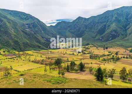 Landschaft des Vulkankrrater Pululahua mit einheimischen landwirtschaftlichen Feldern entlang der Domo Pondona Wanderung, geobotanischem Pululahua Reservat, Quito, Ecuador. Stockfoto