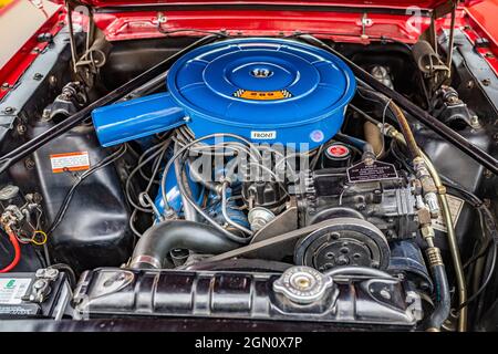 virginia City, NV - 31. Juli 2021: 289 Motorraum Detail auf einem Ford Mustang aus dem Jahr 1966, gesehen auf einer lokalen Automshow. Stockfoto