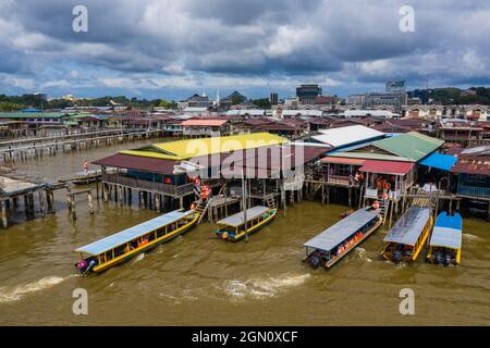 Luftaufnahme von Touristenbooten, die im schwimmenden Dorf Kampong Ayer, Sungai Kebun, Bandar Seri Begawan, Brunei-Muara District, Brunei, Asien Stockfoto