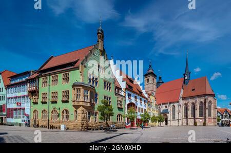 Rathaus und Stadtkirche St. Georg am Altmarkt in Schmalkalden, Thüringen, Deutschland Stockfoto