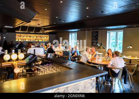 Kneipenrestaurant Den Gode Nabo in den alten Lagerhäusern am Nidelva-Fluss, Trondheim, Norwegen Stockfoto