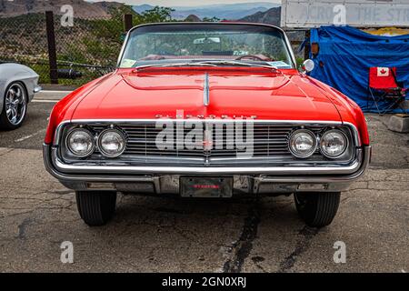 Virginia City, NV - 31. Juli 2021: 1962 Oldsmobile Starfire Cabriolet auf einer lokalen Automobilmesse. Stockfoto