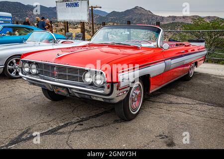 Virginia City, NV - 31. Juli 2021: 1962 Oldsmobile Starfire Cabriolet auf einer lokalen Automobilmesse. Stockfoto