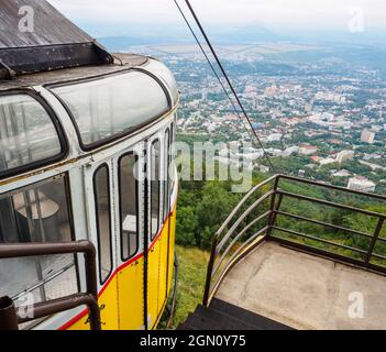 Alte gelbe Seilbahn an der oberen Station über der Stadt Stockfoto