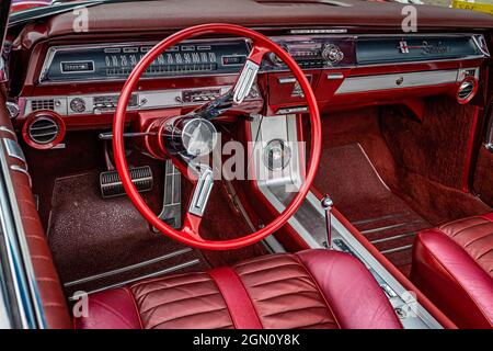 Virginia City, NV - 31. Juli 2021: 1962 Oldsmobile Starfire Cabriolet auf einer lokalen Automobilmesse. Stockfoto