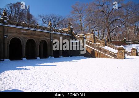 Die Kolonnade und die Treppe von Bethesda Terrasse und Brunnen im Central Park Stockfoto