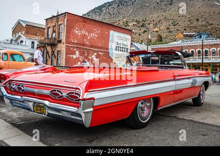 Virginia City, NV - 31. Juli 2021: 1962 Oldsmobile Starfire Cabriolet auf einer lokalen Automobilmesse. Stockfoto