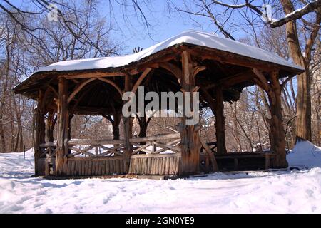 Der hölzerne Pavillon im Central Park, der mit dem Winterschnee bedeckt ist Stockfoto