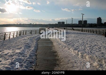 Der Weg zum Fluss über den verschneiten Pier im Riverside Park in New York City Stockfoto