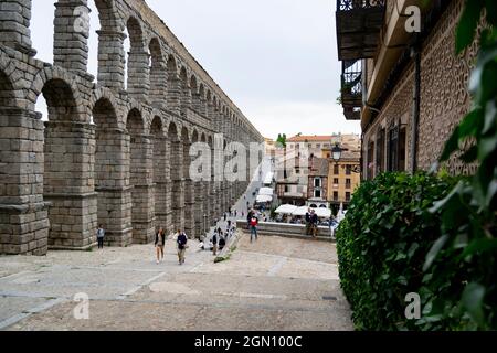 SEGOVIA SPANIEN - 21. SEPTEMBER 2021. Aquädukt von Segovia. Altes römisches Aquädukt an der Plaza del Azoguejo und alte Baustädte in Segovia. Stockfoto