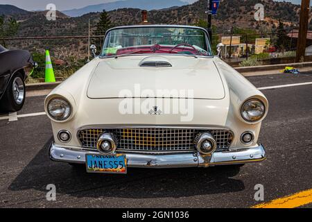 Virginia City, NV - 31. Juli 2021: 1955 Ford Thunderbird Cabriolet auf einer lokalen Auto-Show. Stockfoto