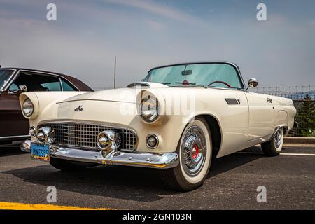 Virginia City, NV - 31. Juli 2021: 1955 Ford Thunderbird Cabriolet auf einer lokalen Auto-Show. Stockfoto
