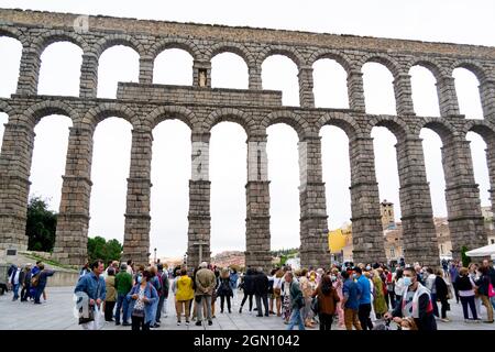 SEGOVIA SPANIEN - 21. SEPTEMBER 2021. Aquädukt von Segovia. Altes römisches Aquädukt an der Plaza del Azoguejo und alte Baustädte in Segovia. Stockfoto