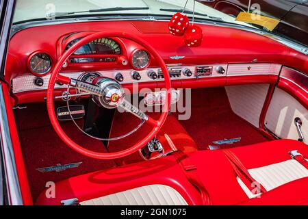 Virginia City, NV - 31. Juli 2021: 1955 Ford Thunderbird Cabriolet auf einer lokalen Auto-Show. Stockfoto