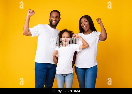 Porträt einer emotionalen schwarzen Familie, die im Studio die Fäuste schüttelt Stockfoto