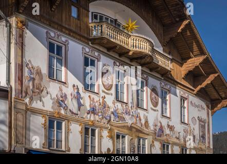 Historisches Haus mit Lüftlmalerei in Oberammergau, Oberbayern, Bayern, Deutschland Stockfoto