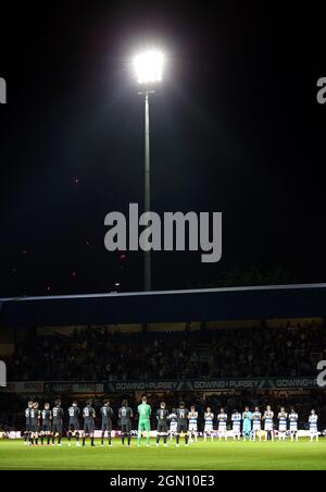 Beide Teams und die Fans nehmen an einem Minutenapplaus zu Ehren von Jimmy Greaves während des dritten Spiels des Carabao Cup im Kiyan Prince Foundation Stadium, London, Teil. Bilddatum: Dienstag, 21. September 2021. Stockfoto