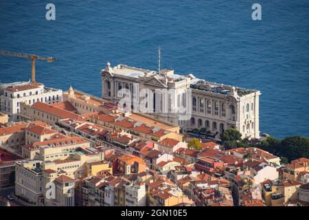 Luftpanorama des Ozeanographischen Museums, des Felsens von Monaco und der Monaco-Ville. Stockfoto