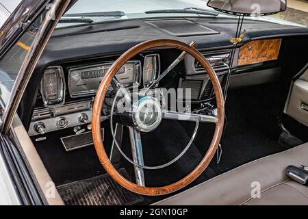 Virginia City, NV - 31. Juli 2021: 1963 Lincoln Continental Limousine auf einer lokalen Auto-Show. Stockfoto