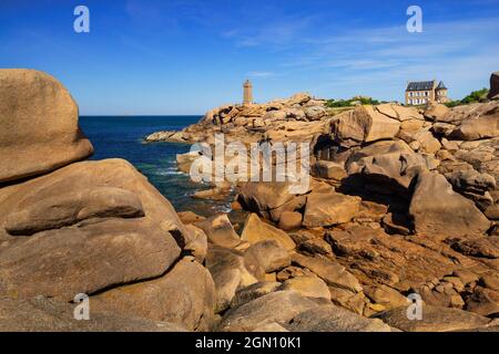 Der mittlere Ruz Leuchtturm mit den roten Felsen der Cote de Granit Rose im Vordergrund, Bretagne, Frankreich, Europa Stockfoto