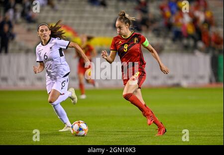 Die Albanerin Sara Maliqi und die belgische Tessa Wullaert, die während eines Fußballspiels zwischen der belgischen Nationalmannschaft „Rote Flammen“ und Albanien in Aktion gezeigt wurde, Stockfoto