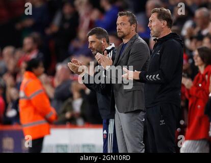 Sheffield, England, 21. September 2021. Slavisa Jokanovic, Managerin von Sheffield Utd, und Ralph Hasenhuttl, Managerin von Southampton, zeigen Respekt mit einer Minute Applaus für Jimmy Greaves, der am Sonntag während des Carabao Cup-Spiels in der Bramall Lane, Sheffield, starb. Bildnachweis sollte lauten: Darren Staples / Sportimage Credit: Sportimage/Alamy Live News Stockfoto