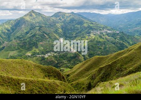 Dörfer San Francisco und Inza in einem Tal des Ullucos Flusses in der Region Cauca in Kolumbien Stockfoto