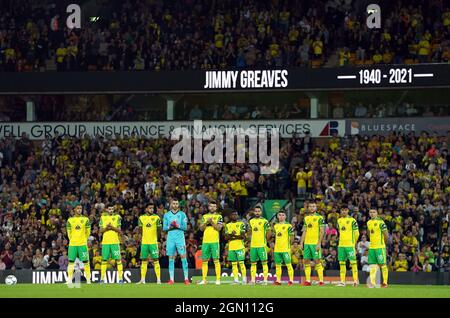 Beide Teams und die Fans nehmen an einem Minutenapplaus in Tribut an Jimmy Greaves während des dritten Spiels des Carabao Cup in Carrow Road, Norwich, Teil. Bilddatum: Dienstag, 21. September 2021. Stockfoto