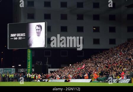 Beide Teams und die Fans nehmen an einem Minutenapplaus in Tribut an Jimmy Greaves während des dritten Spiels des Carabao Cup in Carrow Road, Norwich, Teil. Bilddatum: Dienstag, 21. September 2021. Stockfoto