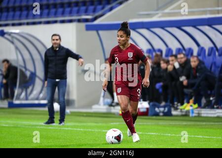 Luxemburg, Luxemburg. September 2021. Demi Stokes (3 England) kontrolliert den Ball (Action) während des Qualifikationsspiel der FIFA Frauen-Weltmeisterschaft 2021 zwischen Luxemburg und England im Stade de Luxembourg, Luxemburg. Kredit: SPP Sport Pressefoto. /Alamy Live News Stockfoto