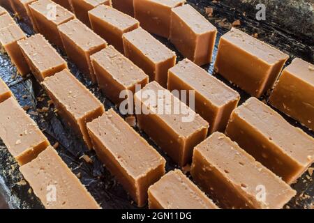 Panela-Steine (unraffinierter Vollrohrzucker) in einer kleinen Fabrik in Kolumbien Stockfoto